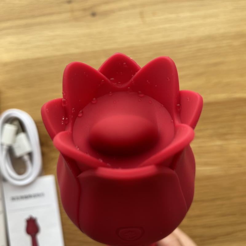 Sextoy dương vật giả rung thụt liếm hoa hồng cực mạnh cho nữ