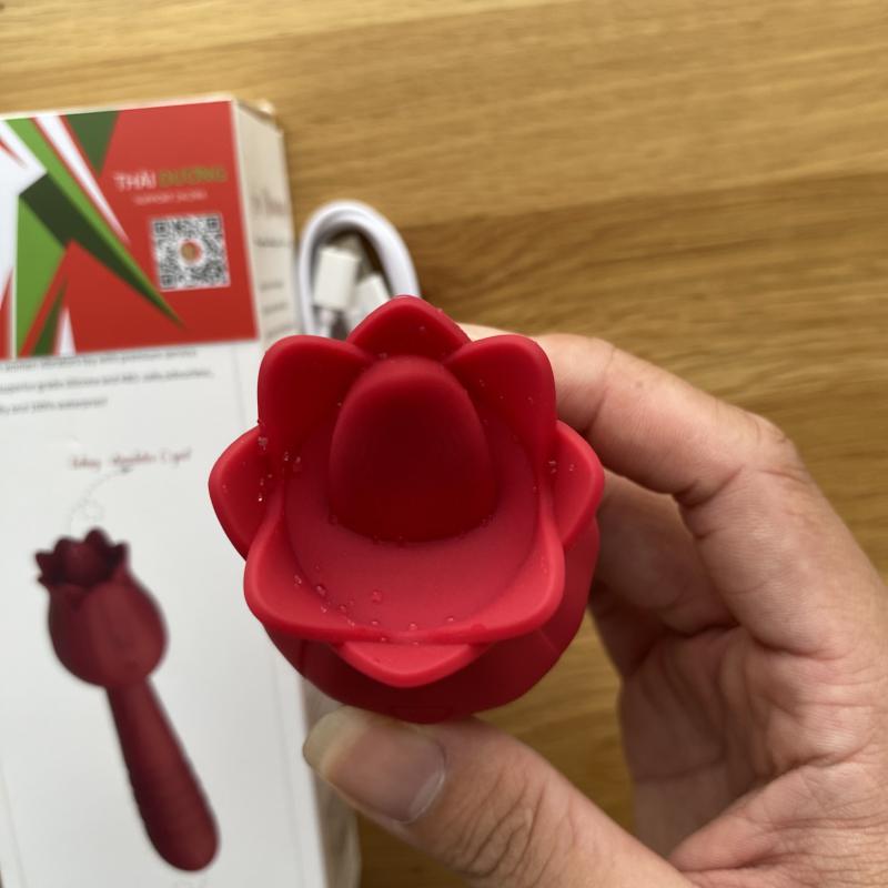 Sextoy dương vật giả rung thụt liếm hoa hồng cực mạnh cho nữ